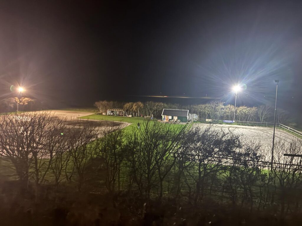 Overzichtsfoto van het terrein met links de plaat, in het midden de kantine en rechts de 20*40 rijbaan.